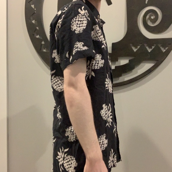 Men’s H&M pineapple button down - Picture 3 of 5